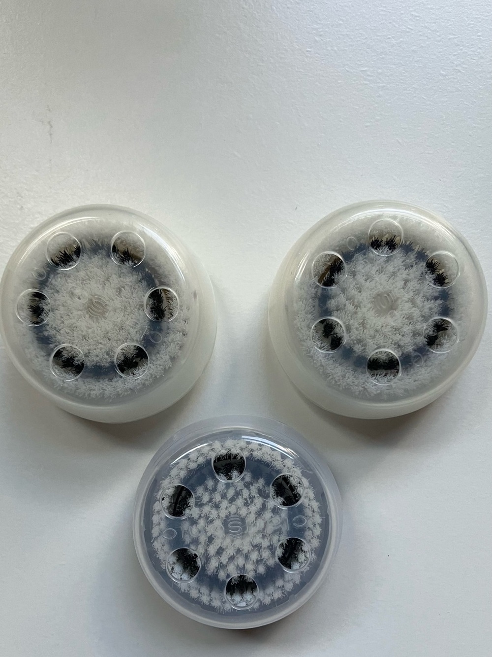 Clarisonic  Brush Heads in White Sensitive Skin (2) ; Normal Skin (1 ) New